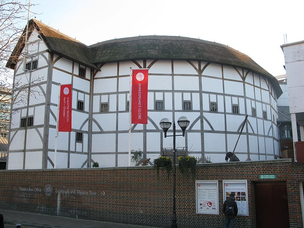 Shakespeares Globe Theatre exteriör i London Exteriör vy av Shakespeares Globe Theatre i London med vita väggar, trästomme och halmtak