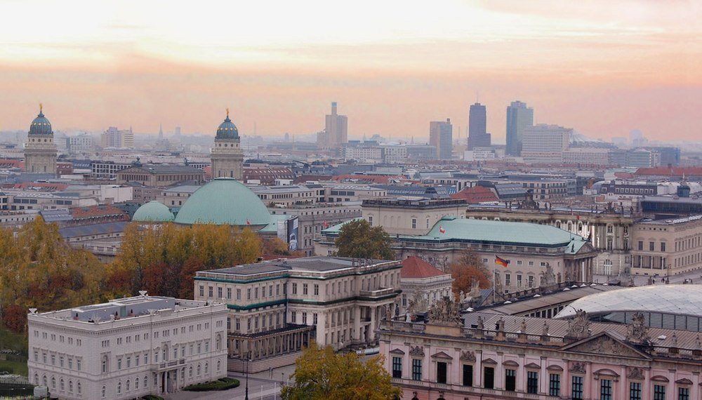 Berlin stadsbild med historiska och moderna byggnader Panoramavy över Berlins stadsbild med historiska byggnader, kupoler och moderna skyskrapor under solnedgången i Tyskland