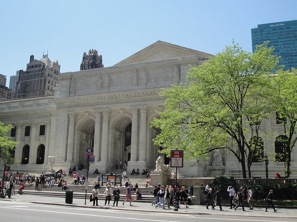 New York Public Library exteriör med besökare New York Public Library byggnad med klassisk arkitektur, människor som går och sitter på trappor, och gröna träd