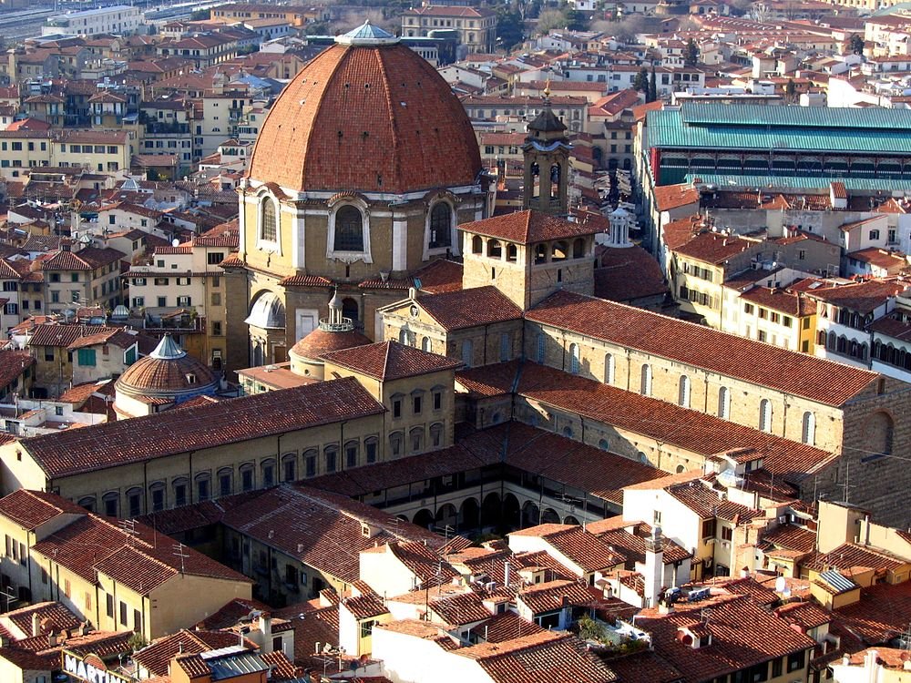 Florens stadsbild med San Lorenzo-basilikans kupol Flygfoto av historiska Florens stadsbild med terrakottatak och den framträdande kupolen av San Lorenzo-basilikan