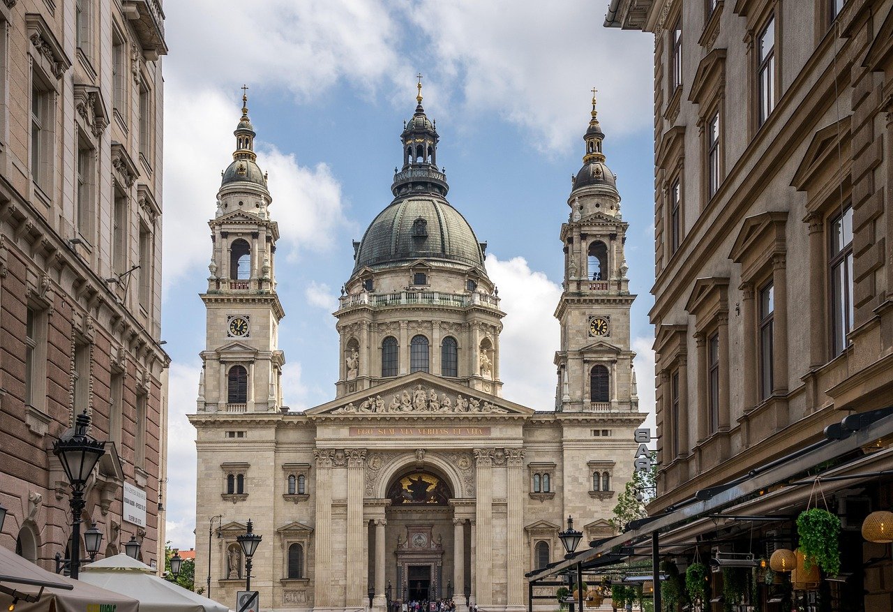Fantastisk vy över Sankt Stefansbasilikan i Budapest med klar himmel och omgivande historiska byggnader