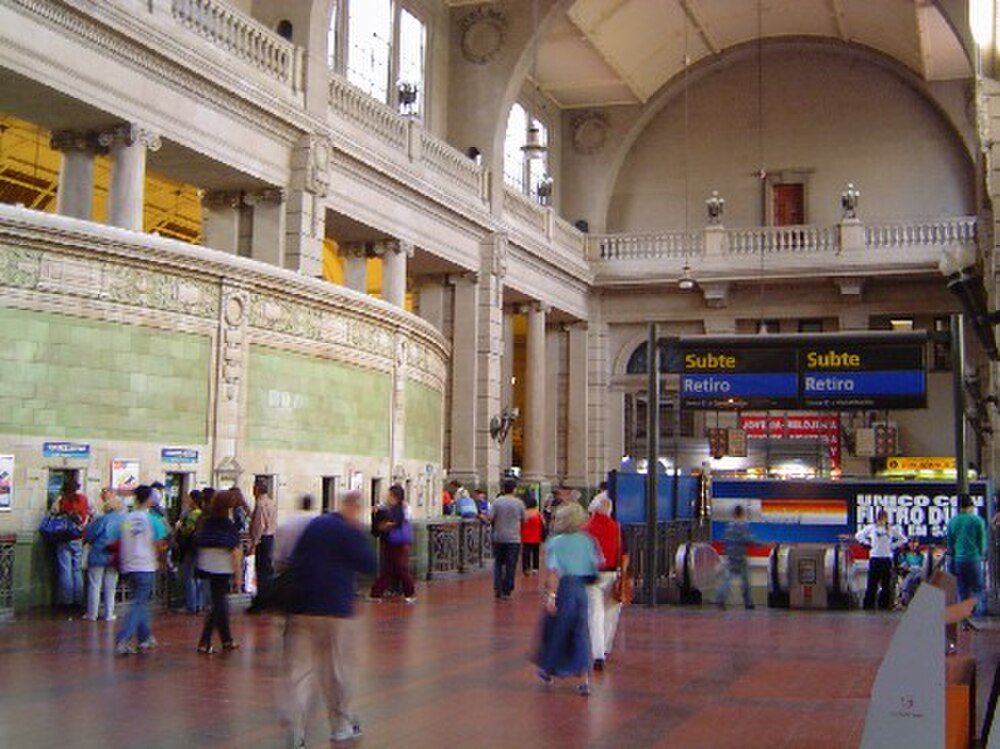 Retiro Tunnelbanestation Interiör Buenos Aires Interiörvy av Retiro tunnelbanestation med människor som går och biljettautomater i Buenos Aires, Argentina