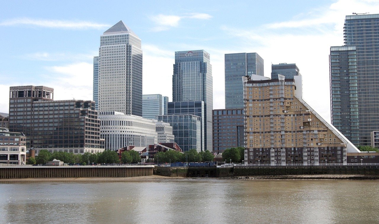 Modern finansiell distriktsskyline med höghus och flodfront i London, med Citi och Barclays torn.