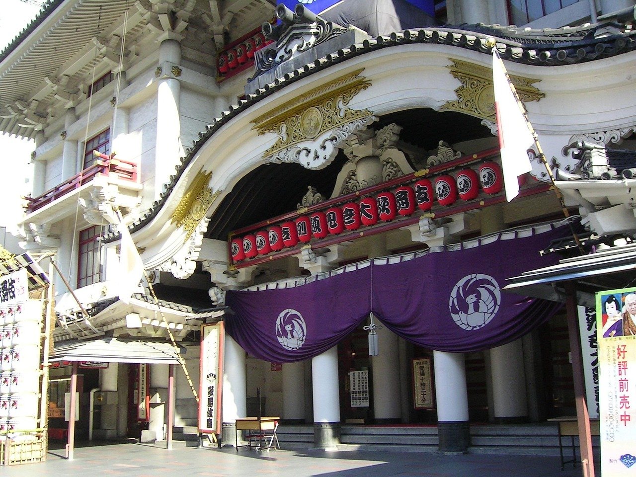 Traditionell japansk Kabuki teateringång med utsmyckad arkitektur, röda lyktor och lila gardiner i Tokyo