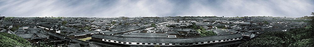 Panoramautsikt över traditionella japanska bytak panoramautsikt över traditionella japanska bytak under molnig himmel med frodig grönska runtomkring