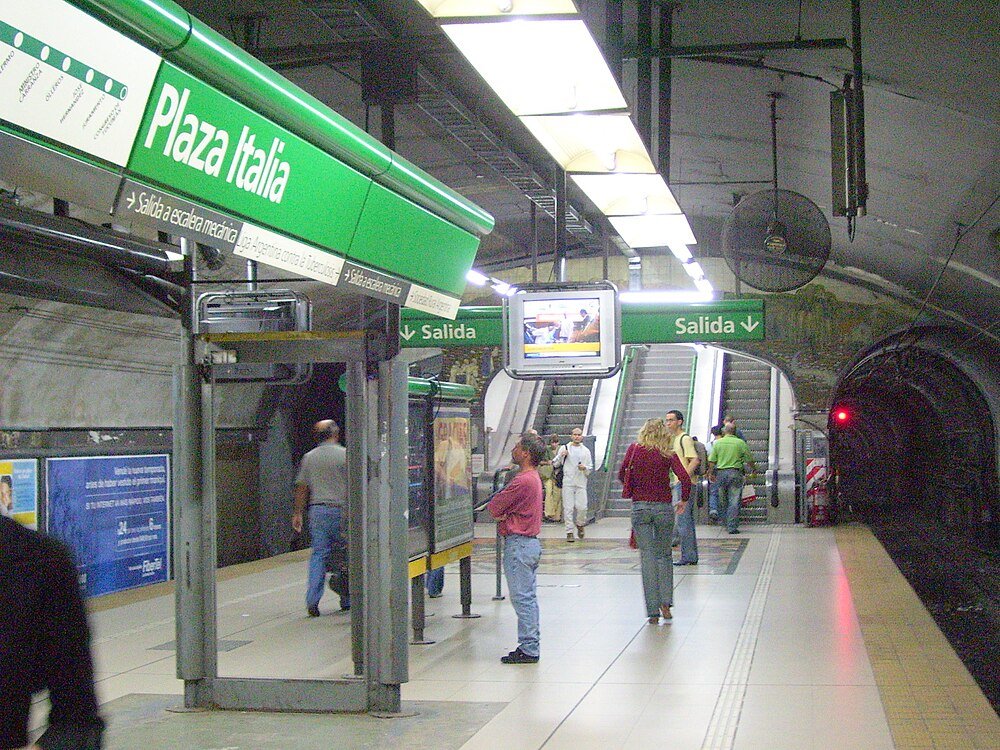 Plaza Italia Buenos Aires Tunnelbanestation Plattform Plaza Italia tunnelbanestation plattform med passagerare som väntar och rulltrappor i Buenos Aires tunnelbana
