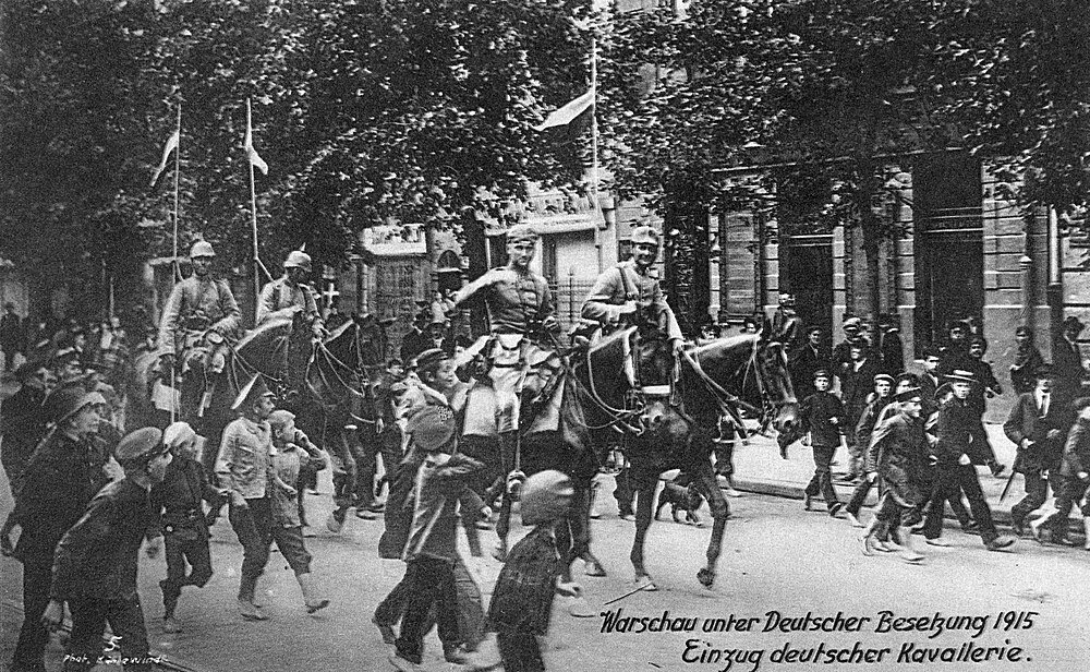 Tysk kavalleriparad i Warszawa 1915 Svartvitt foto av tyska kavallerisoldater på häst som paraderar genom en gata i Warszawa under 1915 års ockupation