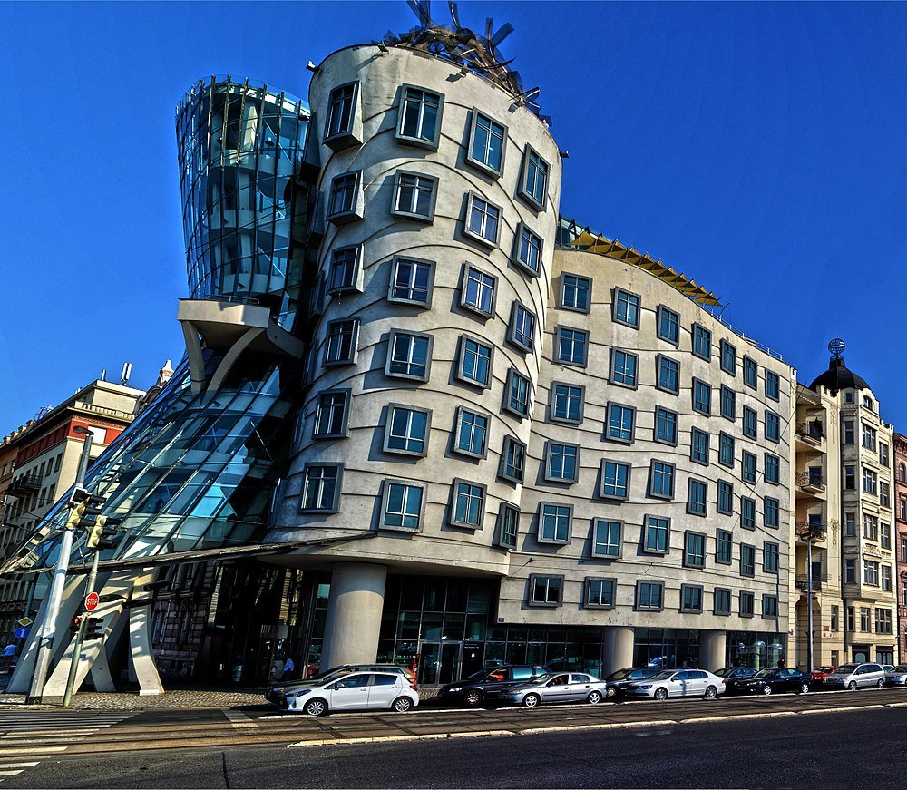 Det Dansande Huset i Prag, ett känt modernt arkitektoniskt landmärke med unik böjd design och glasstruktur.