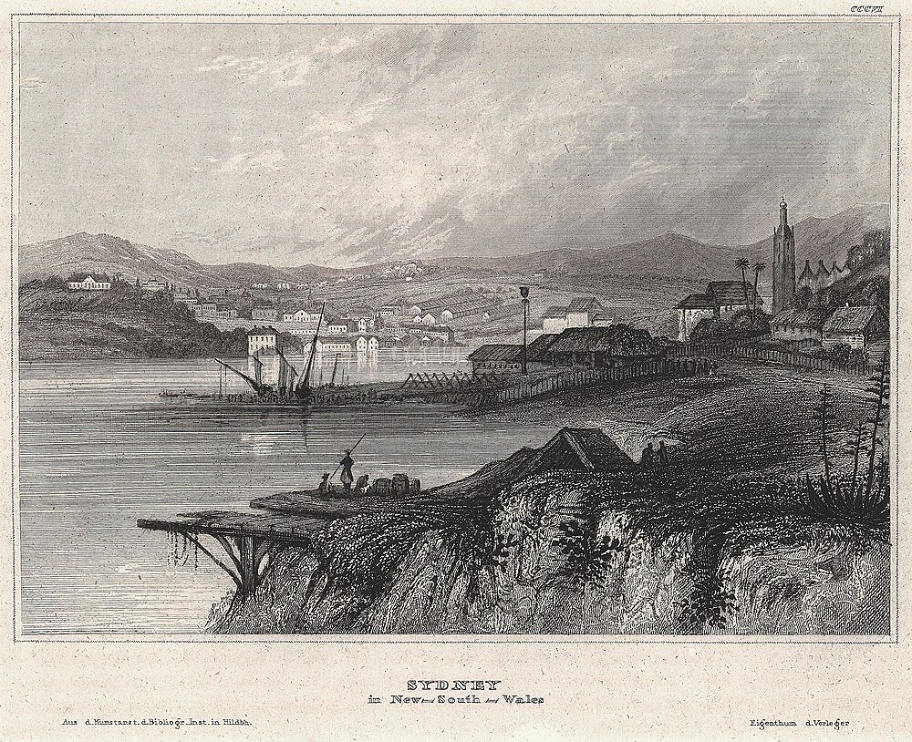Vintage gravyr av Sydney hamn, New South Wales Vintage svartvit gravyr av Sydney hamn med båtar, byggnader och kullar i New South Wales, Australien.