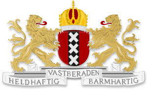 Amsterdams vapensköld med två gyllene lejon, röd sköld, svarta och vita kors, och nederländskt motto banderoll