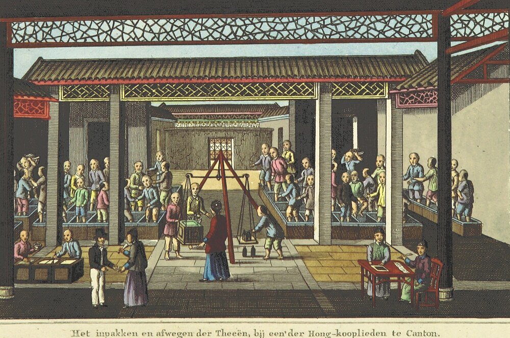 Tepackning och vägning vid Hong Kong-handelsföretag Vintageillustration av tepackning och vägning vid ett Hong Kong-handelsföretag i Kanton med arbetare och vågar