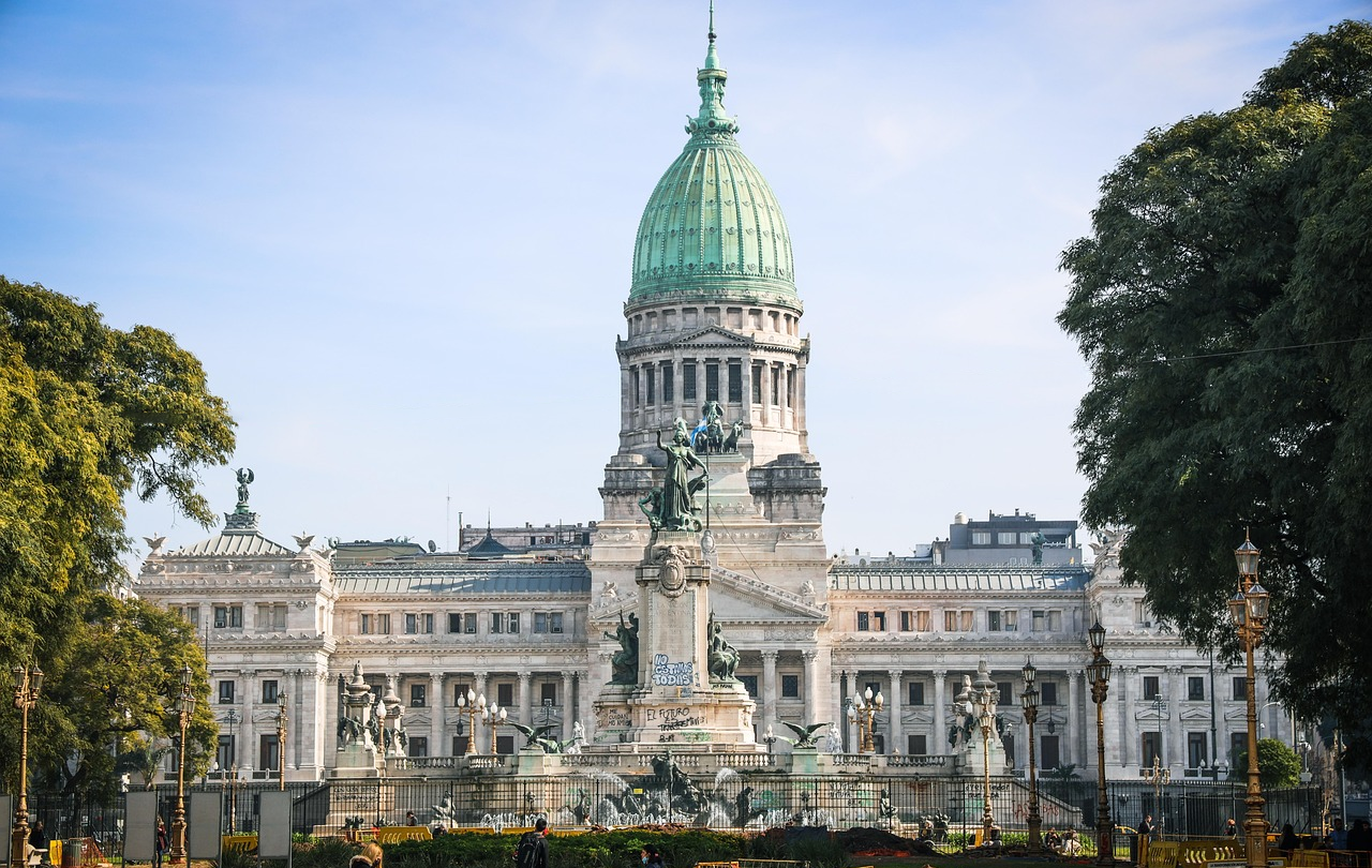 Argentinska nationalkongressens byggnad i Buenos Aires Vy över den argentinska nationalkongressens byggnad med grön kupol och staty i Buenos Aires, Argentina på en klar dag