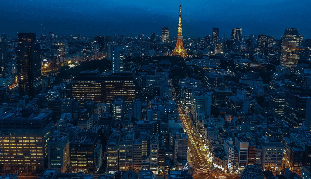 Tokyo stadssilhuett med Tokyo Skytree torn, flod, broar och blå himmel med moln och en fågel som flyger
