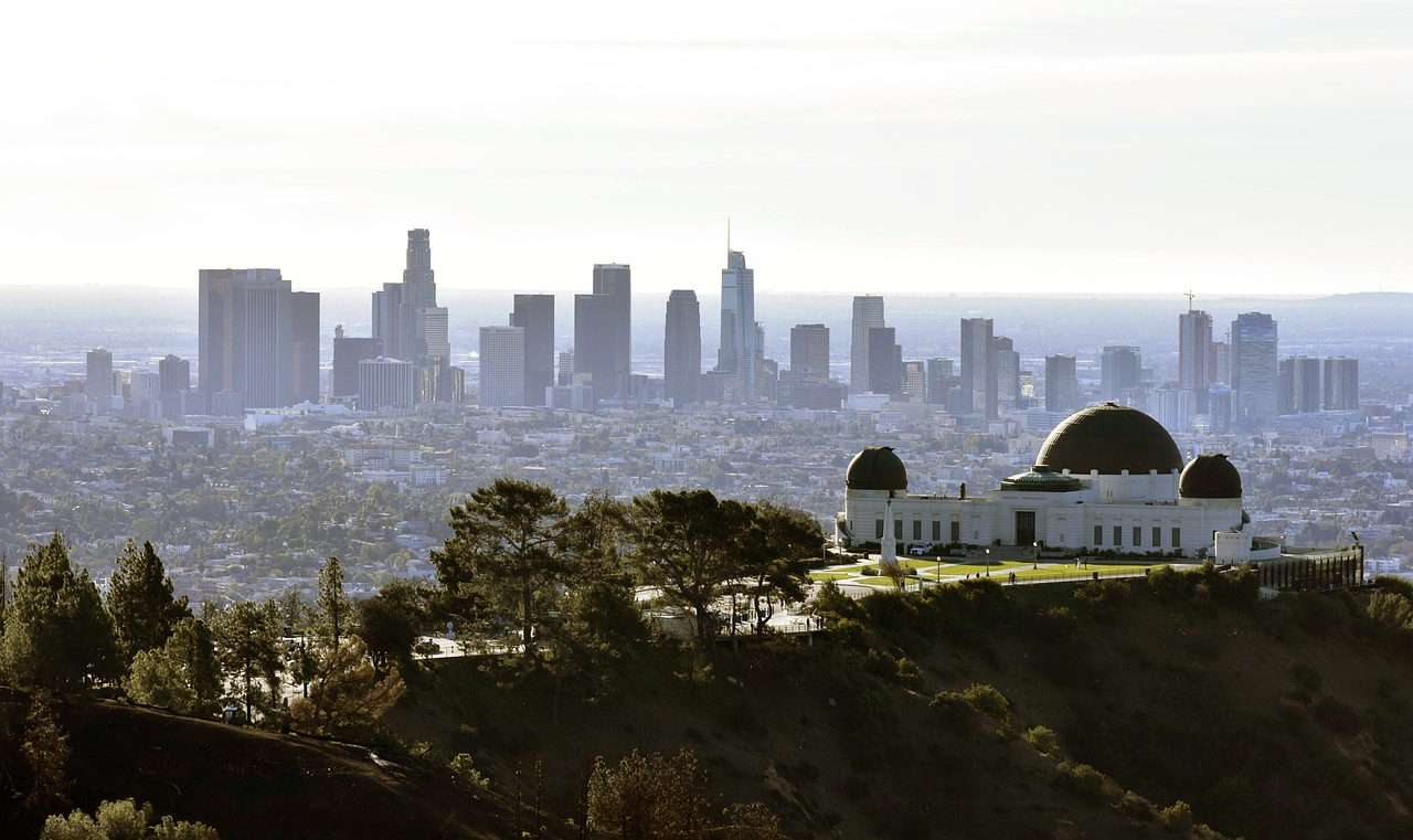 Griffith-observatoriet och LA Skyline View Griffith-observatoriet med Los Angeles centrum skyline i bakgrunden på en klar dag