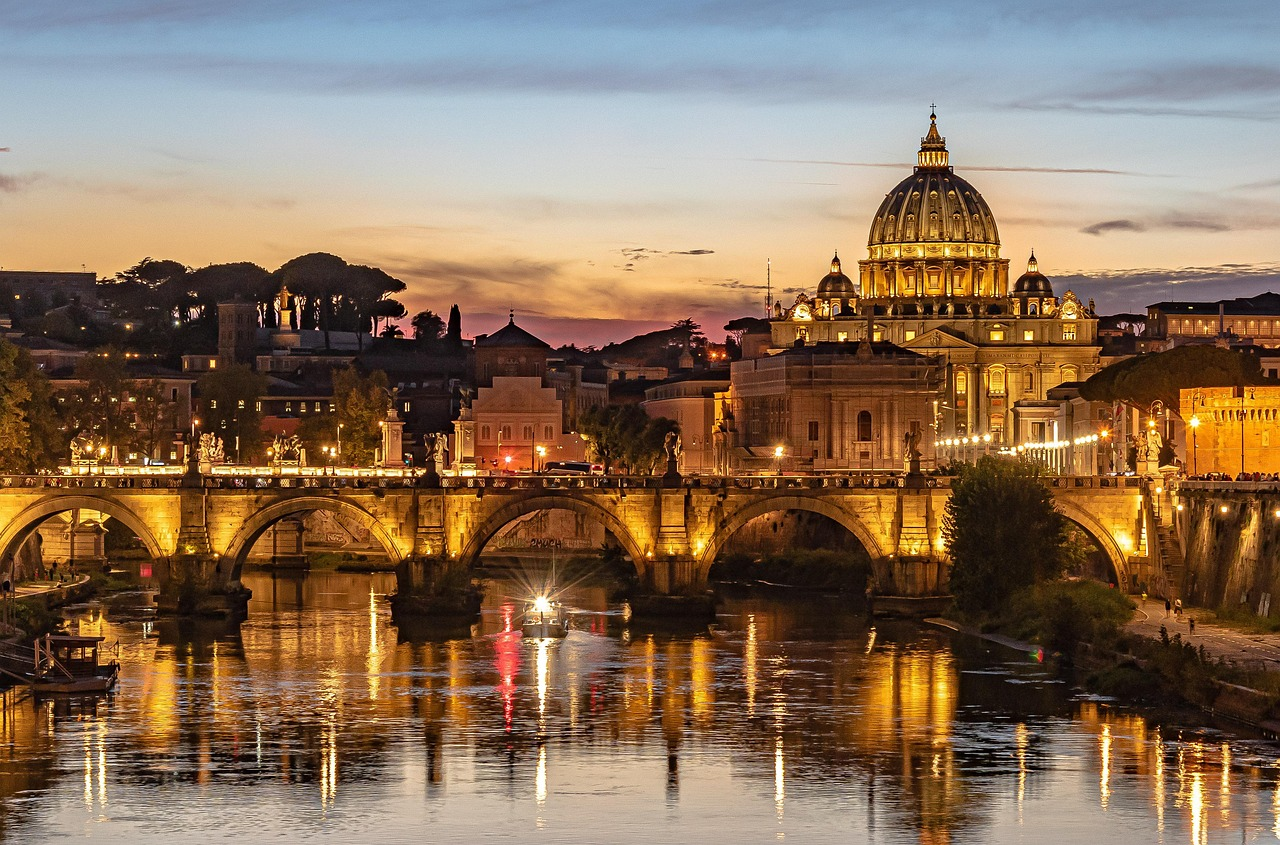 Solnedgång vid Peterskyrkan och Ponte Sant'Angelo, Rom Fantastisk solnedgångsvy över Peterskyrkan och Ponte Sant'Angelo-bron över Tibern i Rom, Italien