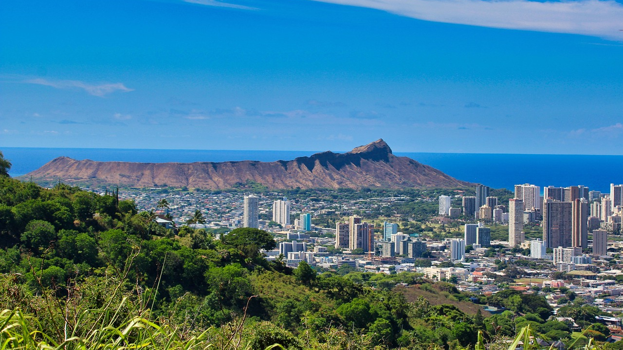 Honolulu stadslandskap med Diamond Head krater och hav Panoramautsikt över Honolulu stadslandskap med Diamond Head vulkankrater och blått hav under klar himmel