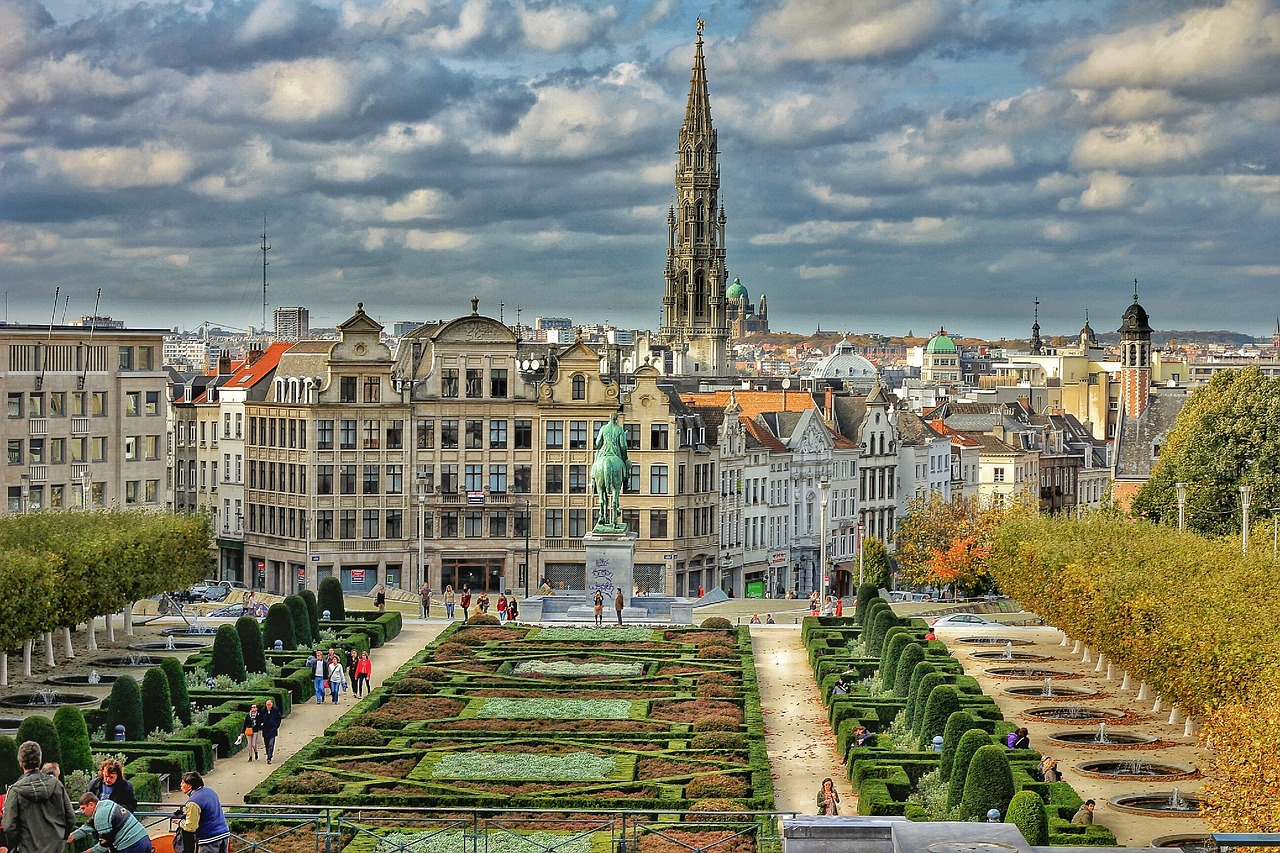 Bryssel stadsbild med Mont des Arts och stadshusets torn Scenisk vy över Bryssel stad med Mont des Arts trädgård, historiska byggnader och det höga tornet av Bryssels stadshus
