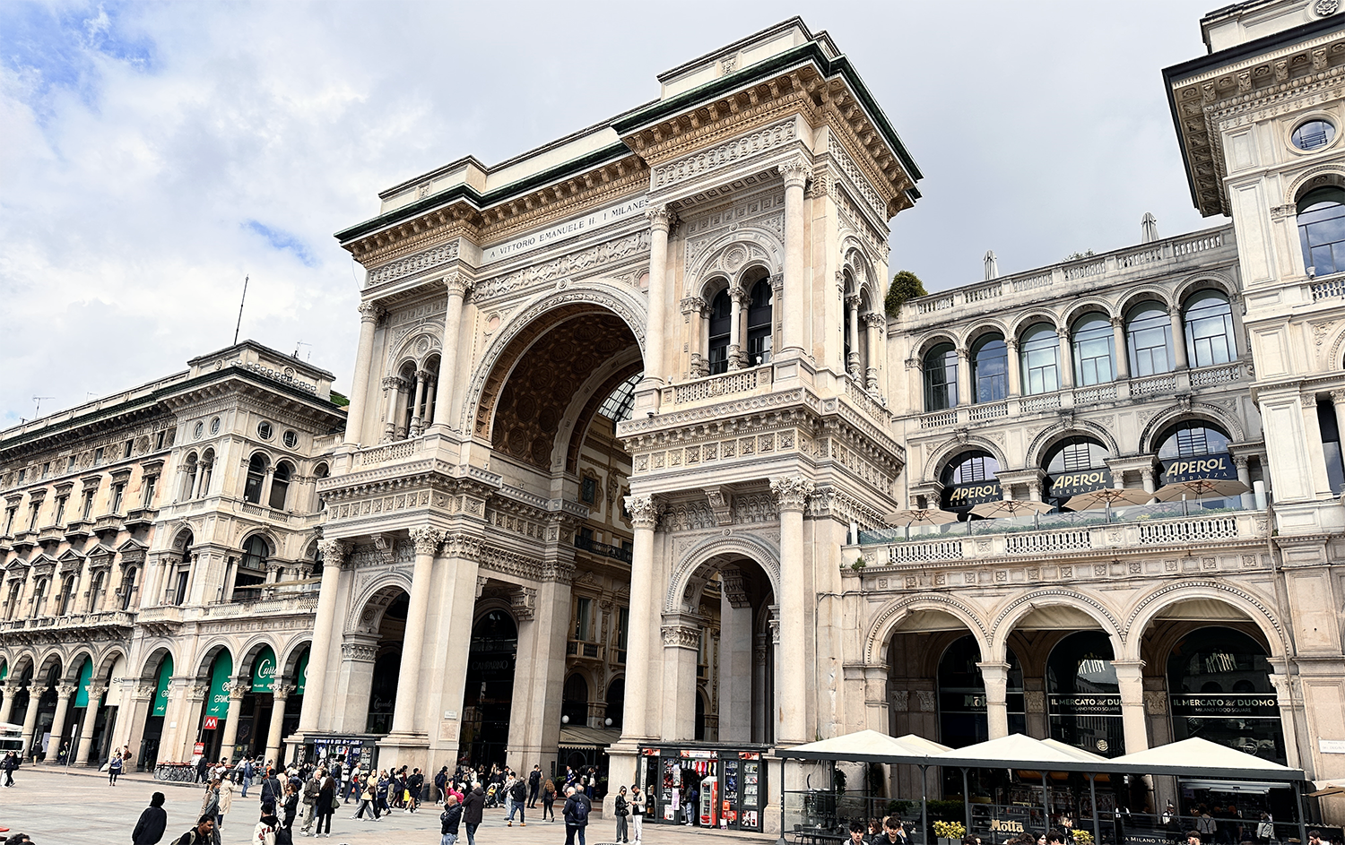 Galleria Vittorio Emanuele II Milano Båge Historisk Galleria Vittorio Emanuele II båge och shoppingarkad i Milano med turister och utecaféer