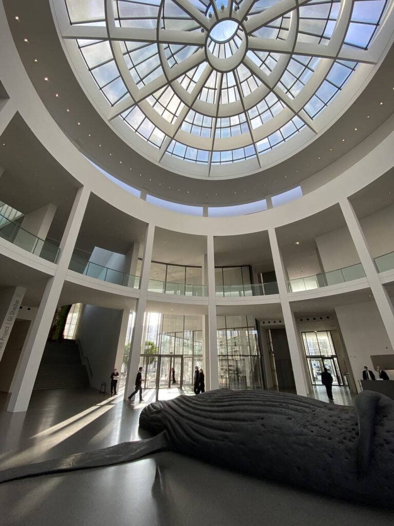 Den ljusa centrala rotundan i Pinakothek der Moderne i München, under den runda glaskupolen