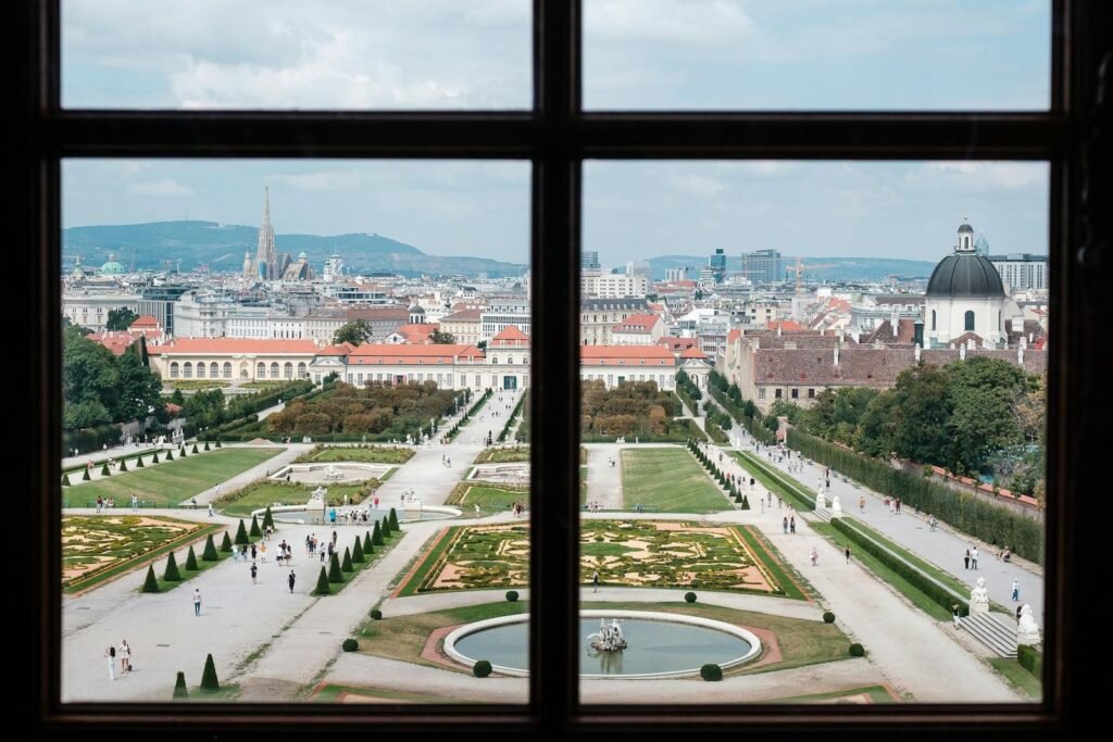 Utsikt över Belvederes trädgårdar i Wien med barockarkitektur och formell trädgårdsanläggning