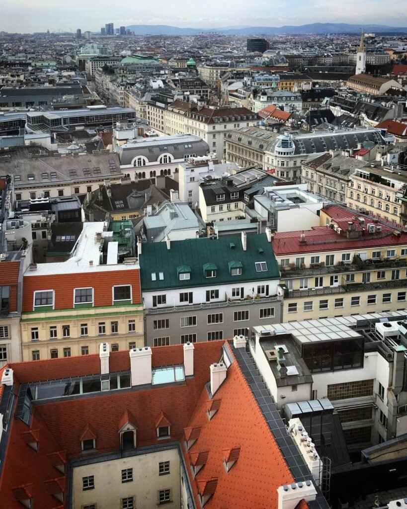 Panoramaflygbild över Wiens historiska gamla stad med tak, Ringstraße och Stephansdomen