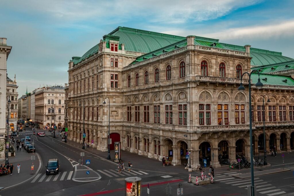 Flygperspektiv över Wiener Staatsoper med den livliga Ringstraße runtomkring