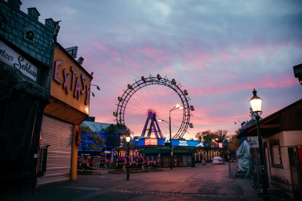 Det upplysta Wiener Riesenrad (pariserhjulet) i Prater i Wien i skymningen