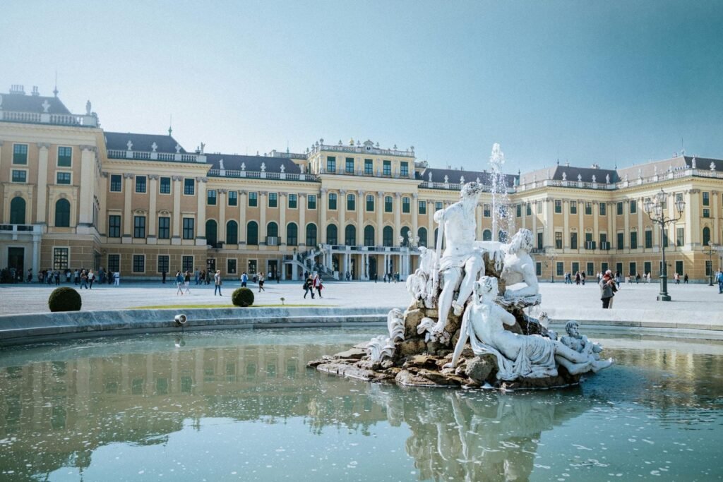 Schönbrunns slott och dess stora fontän i Wien, habsburgarnas sommarresidens och UNESCO-världsarv